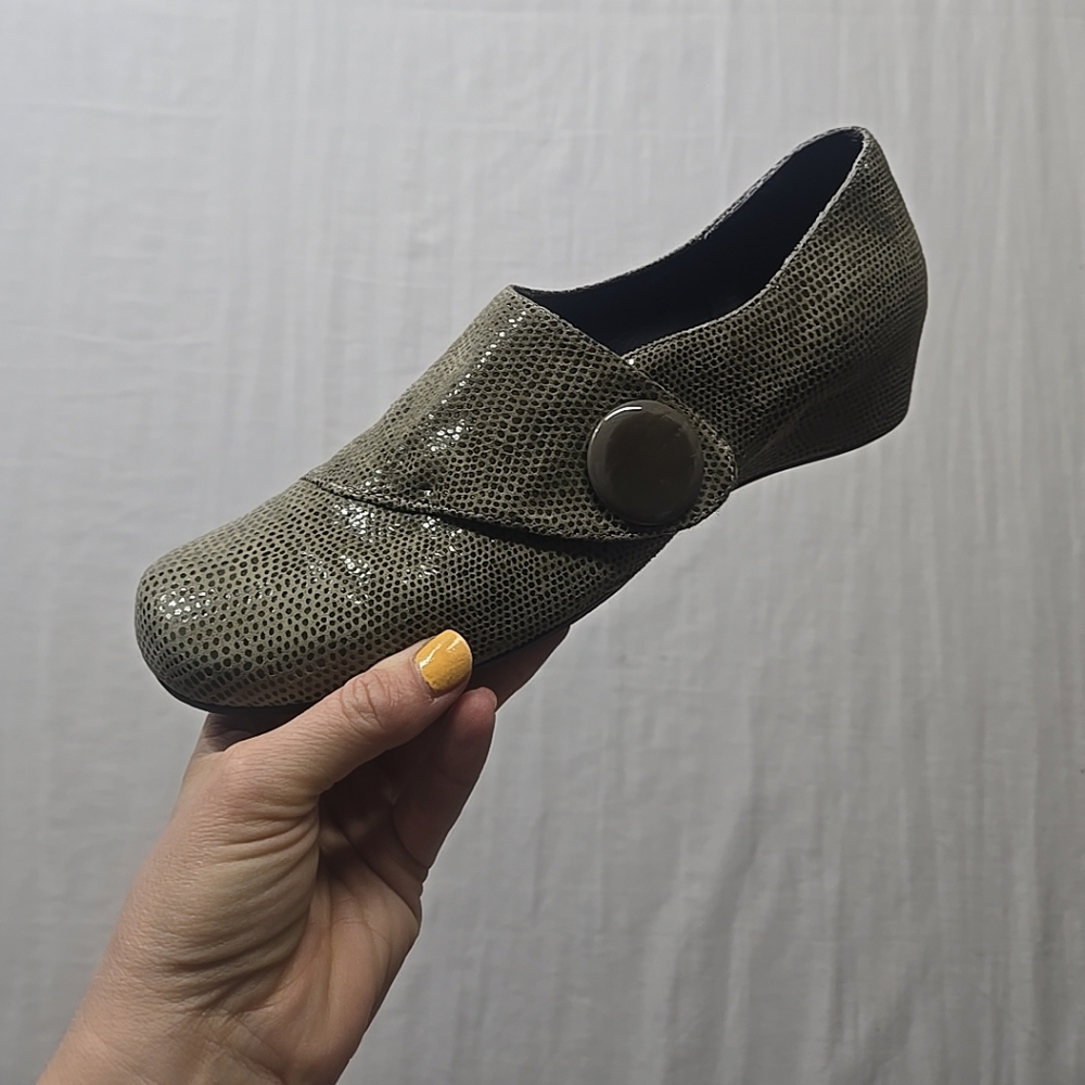 Vaneli Shiny Dot Round Toe Mini Wedge‎ Heel Shoes Women's Olive Green Size 9.5 M